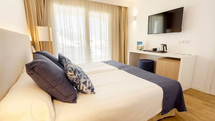 Double standard room with pool view Parque Nereida Suites Hotel Cala Ratjada